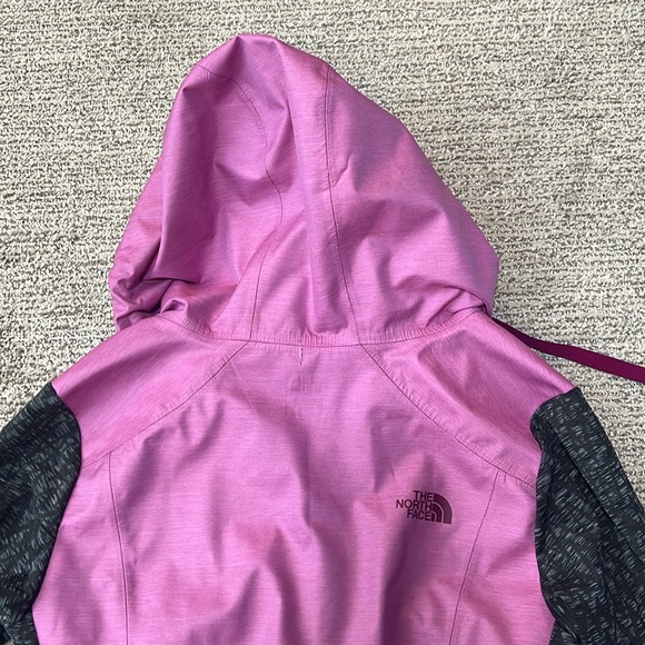 The north face jacket, hooded, and wind resistant - Picture 7 of 16